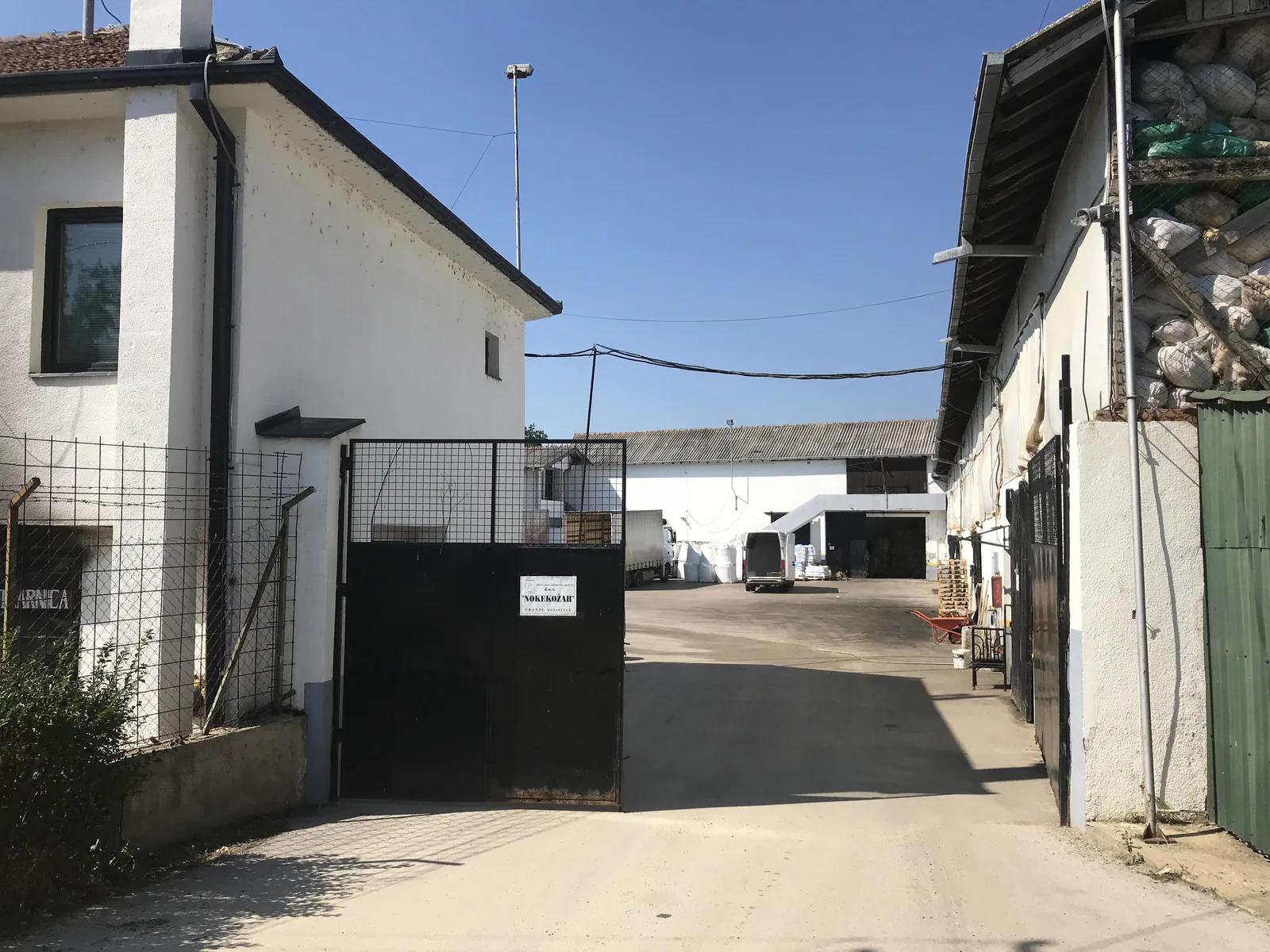 Eingang zum Hauptsitz und Lagerkomplex von NOKEKOŽAR in Kupinince